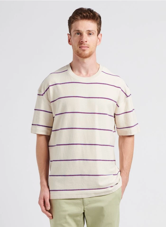 Samsoe Samsoe DINO - Gestreept T-shirt Van Biologische Katoenmix | Beige 4 Samsoe Samsoe DINO - Gestreept T-shirt Van Biologische Katoenmix | Beige - Afbeelding 2